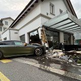 Dans l'accident, le jeune conducteur a défoncé un pilier porteur de la maison, mettant en danger la stabilité du bâtiment.
